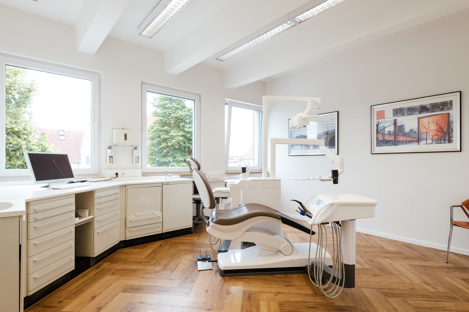 Modernes Behandlungszimmer der Praxis