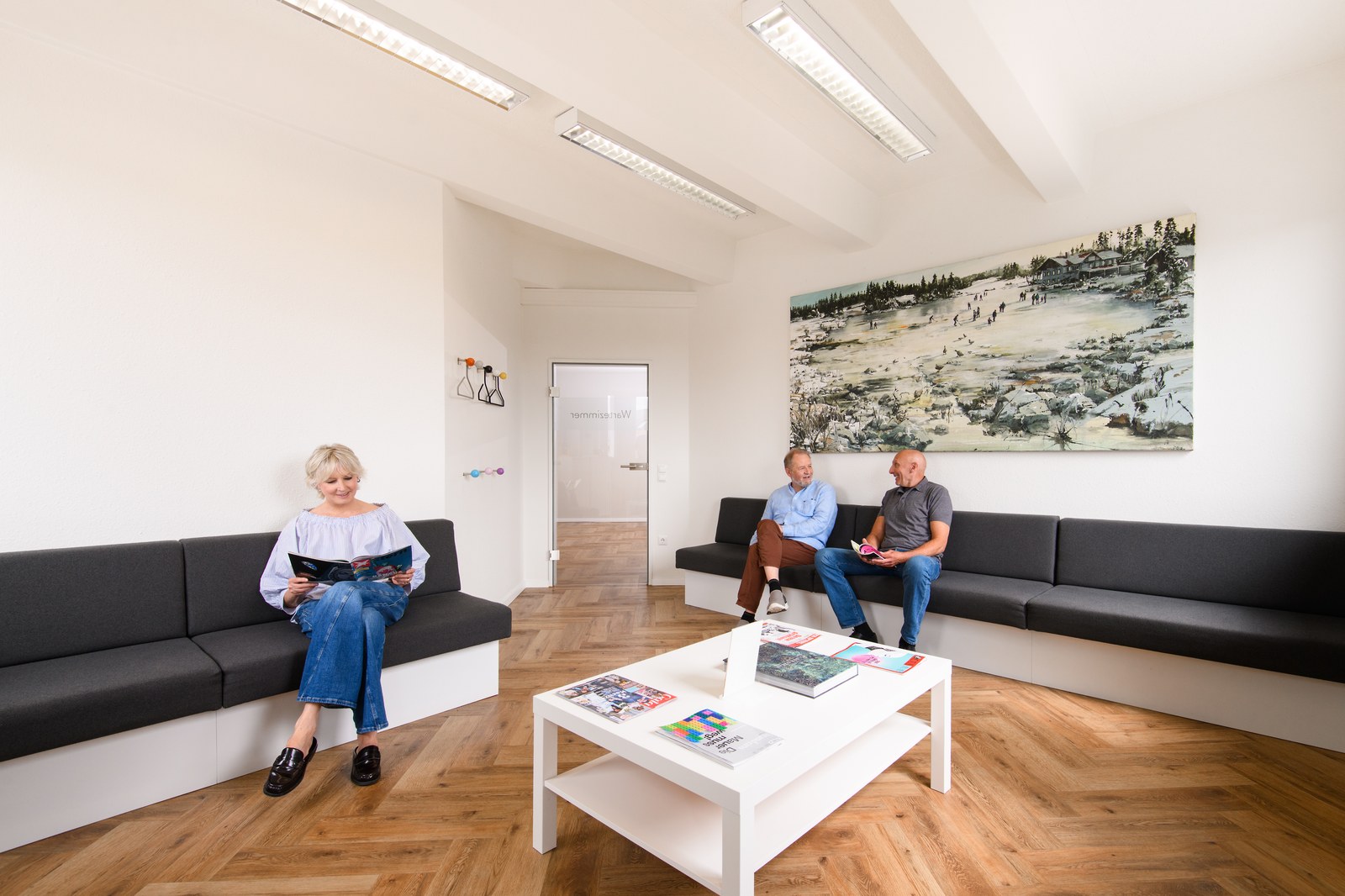 Helles Wartezimmer der Zahnarztpraxis in Bachhagel
